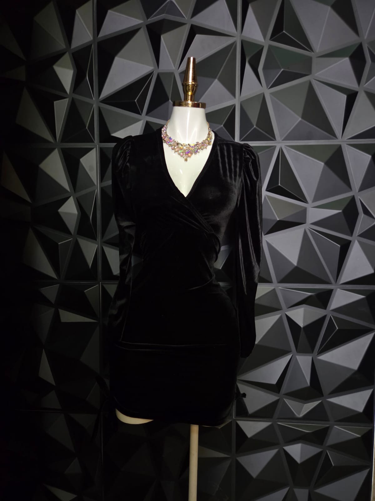 Vestido corto de terciopelo cruzado con manga larga y jaretas laterales