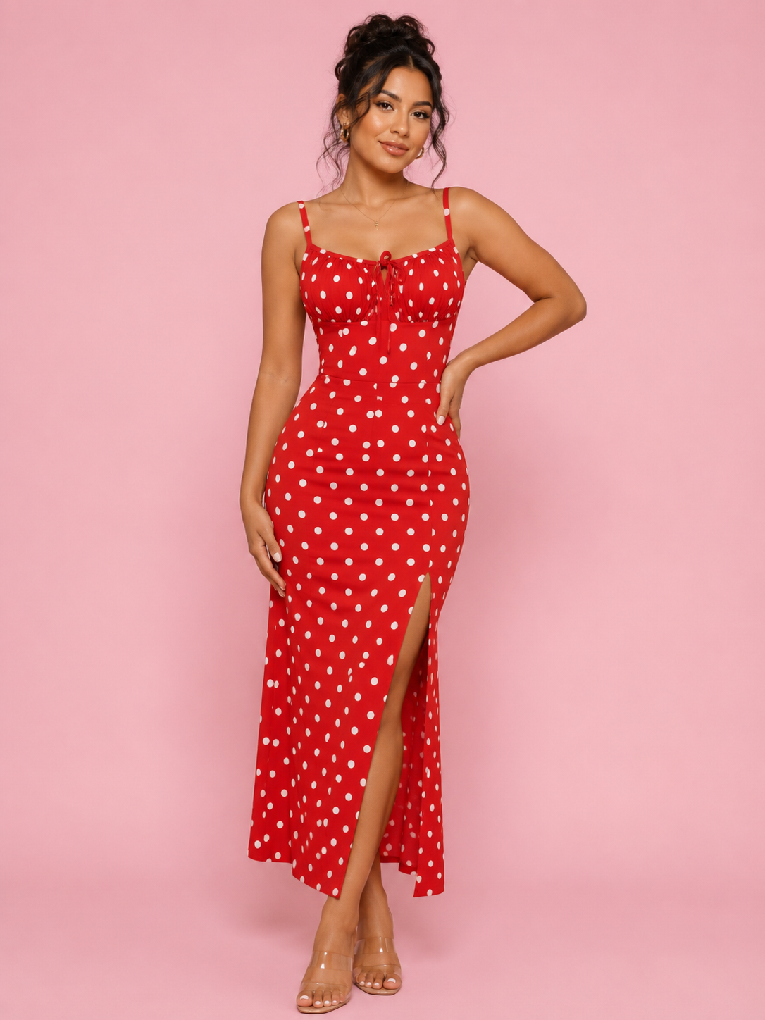 Vestido midi de lunares con tirantes, lazo al pecho y abertura