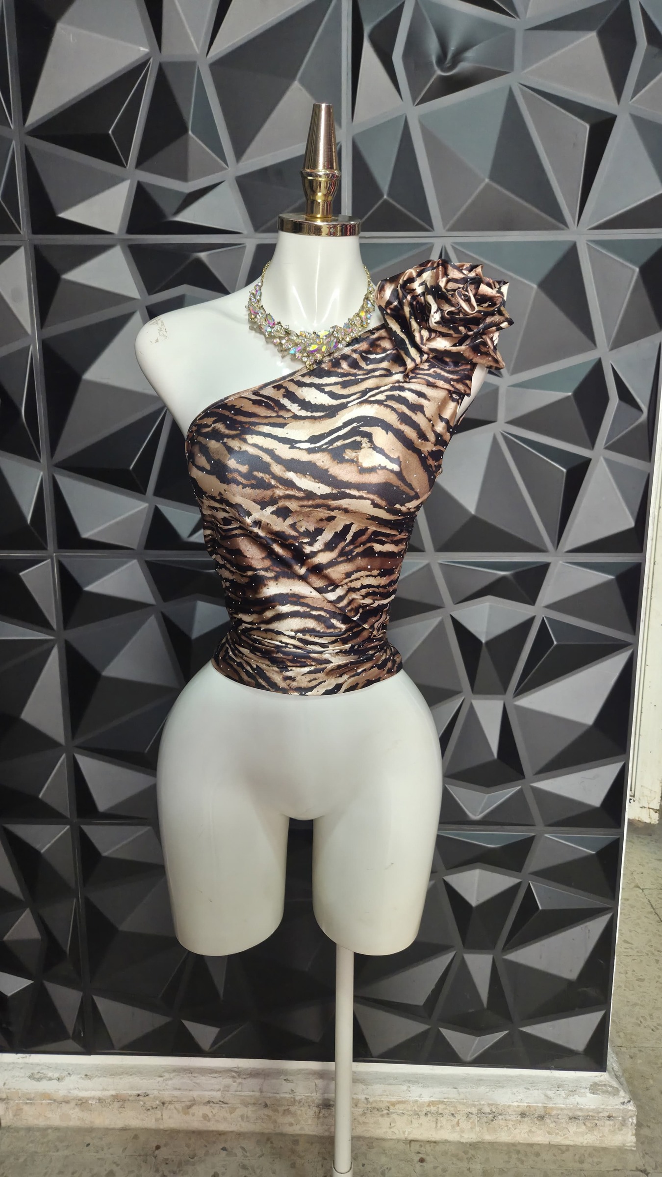 Blusa de un hombro con flor animal print