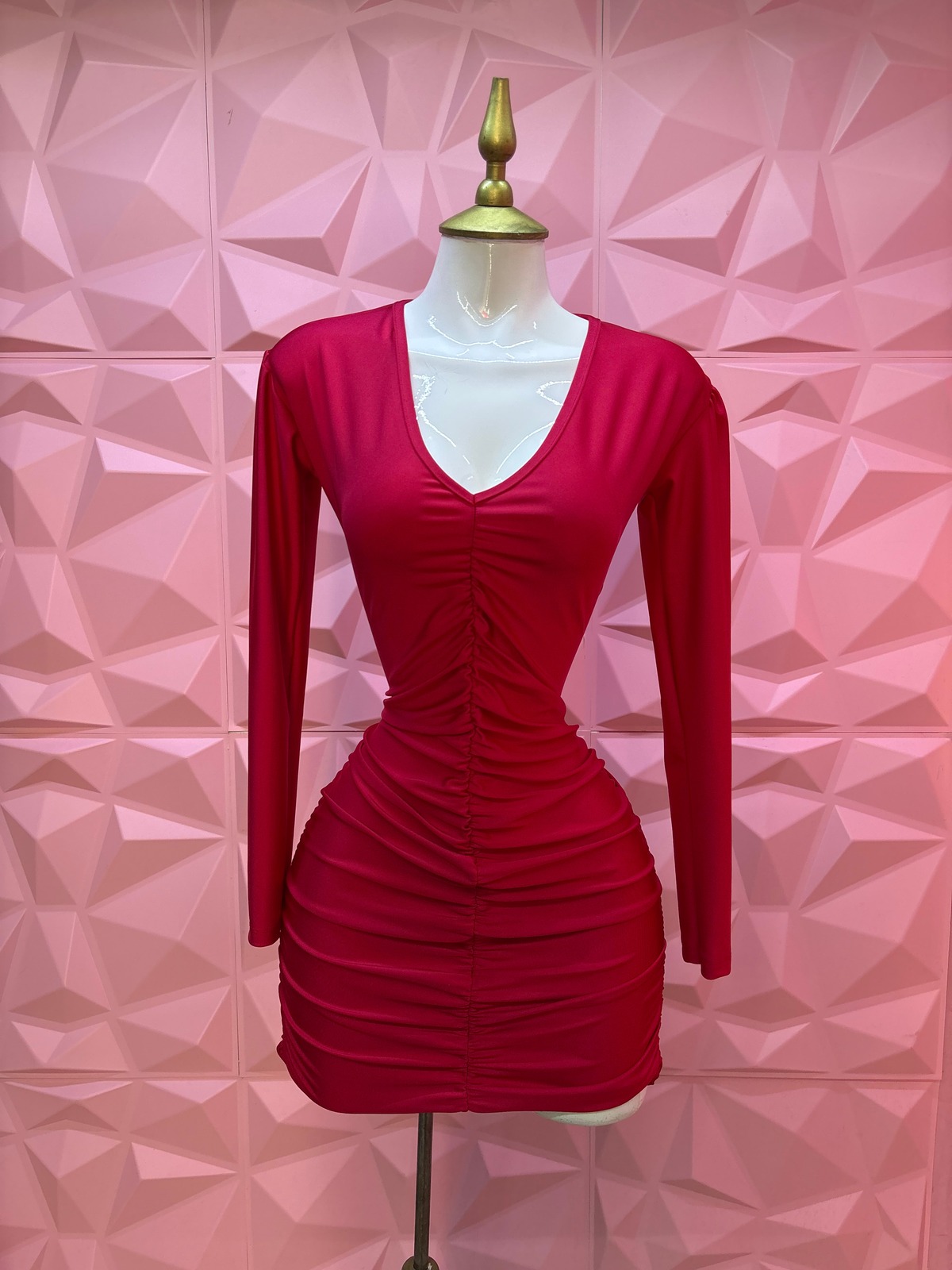 Vestido corto satinado fruncido con escote V y manga larga