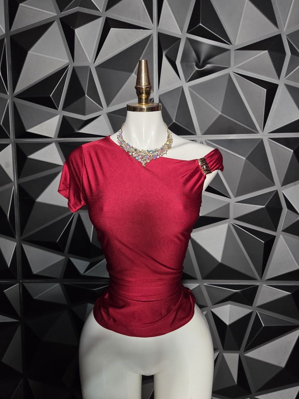 Blusa asimétrica de una manga con hebilla al hombro