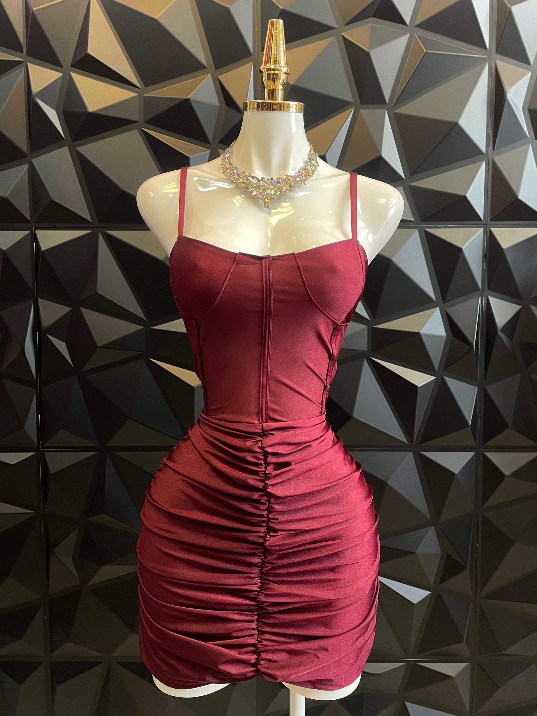 Vestido corto satinado de tirantes con corpiño al bies y falda fruncida
