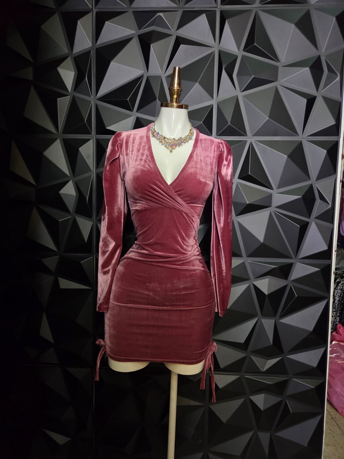 Vestido corto de terciopelo cruzado con manga larga y jaretas laterales