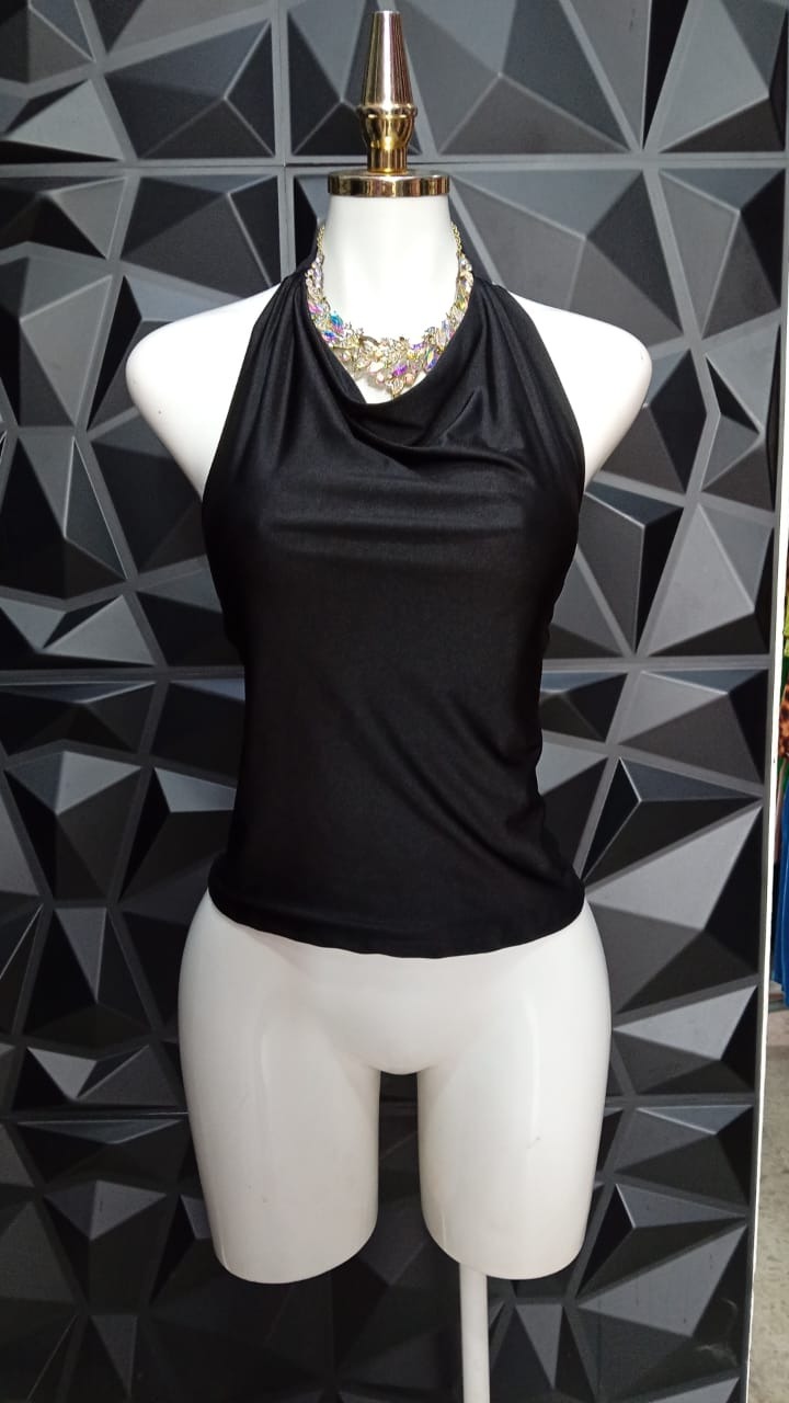 Blusa halter con cuello columpio en licra