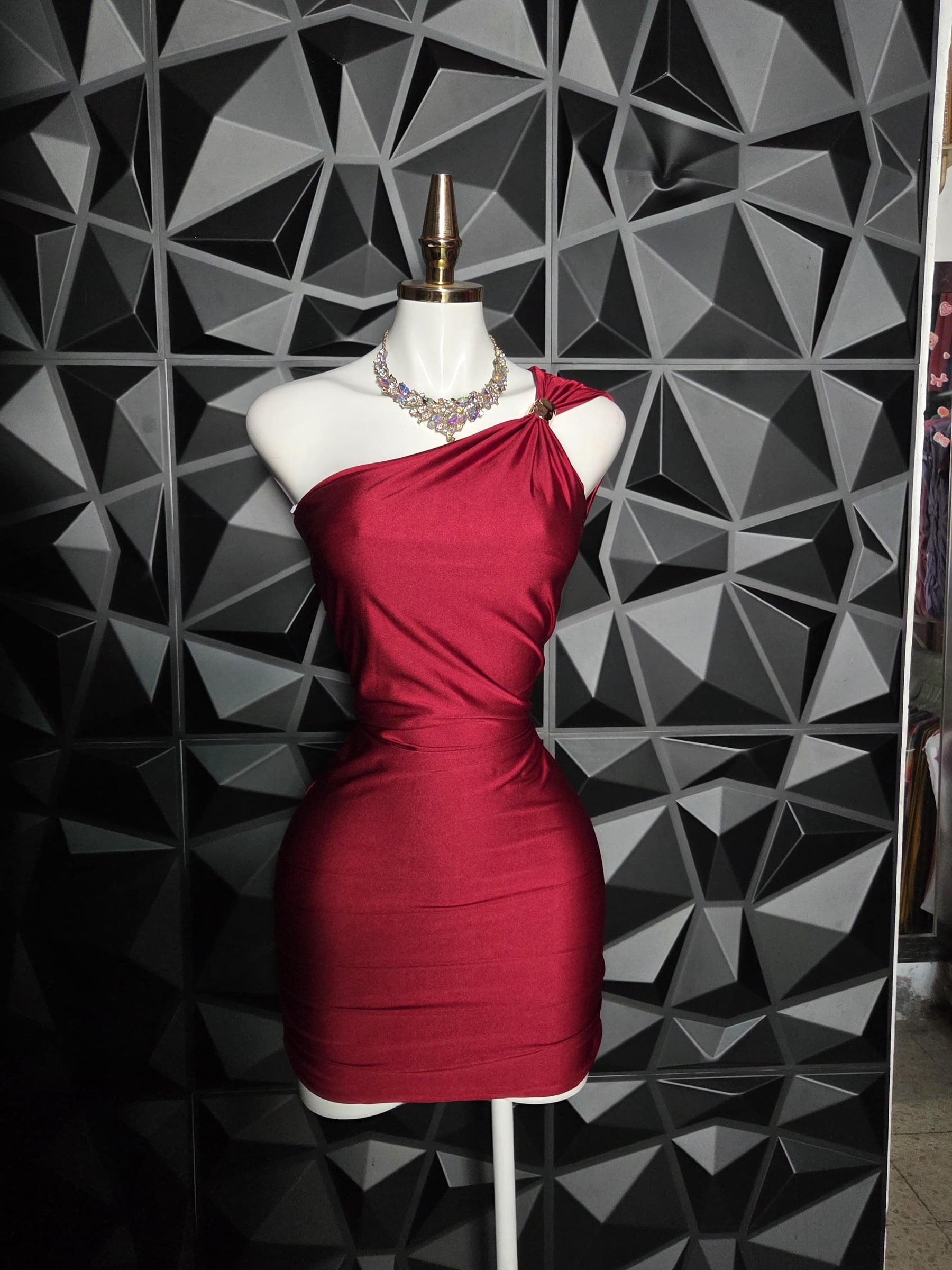 Vestido corto satinado de un hombro con hebilla y fruncido lateral