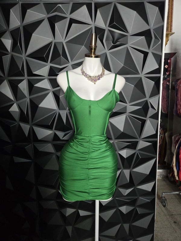 Vestido corto satinado de tirantes con corpiño al bies y falda fruncida