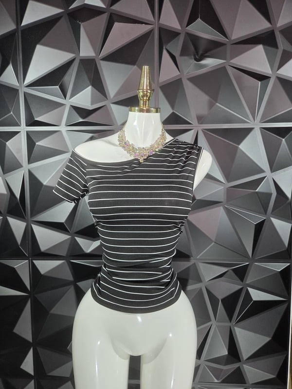 Blusa asimétrica de una manga en rib a rayas