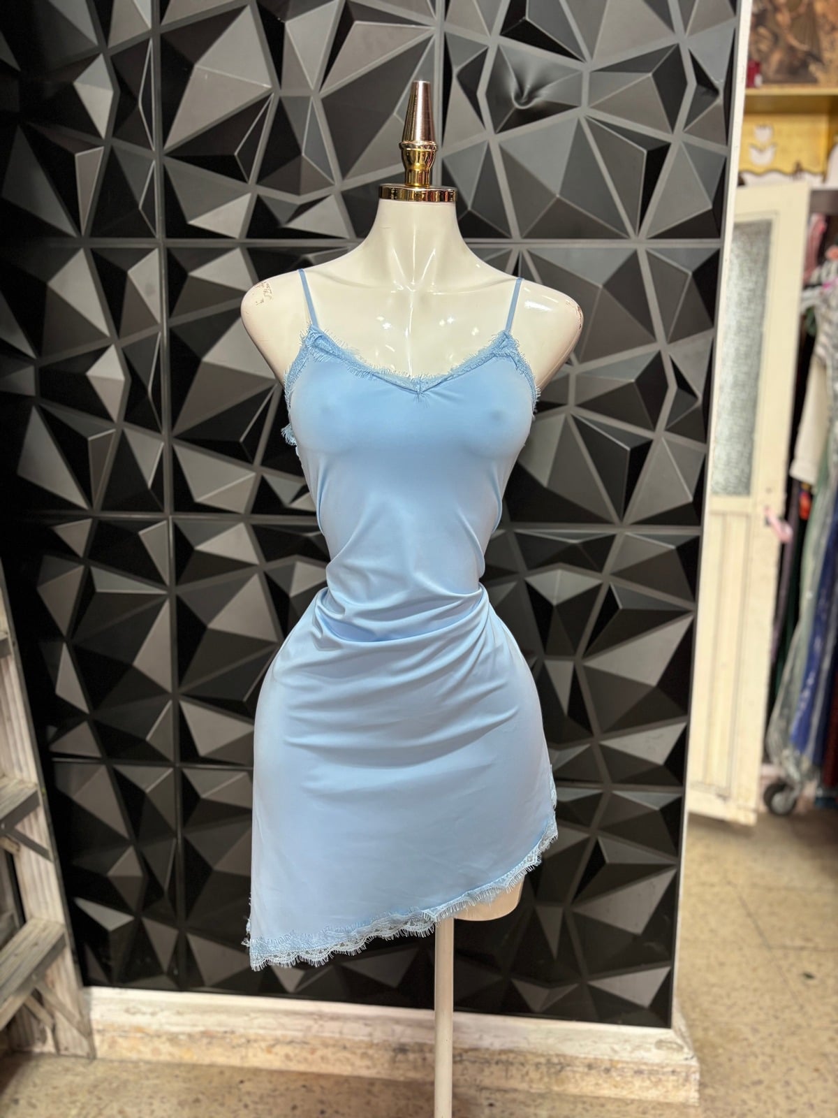 Vestido corto de tirantes con encaje y bajo asimétrico