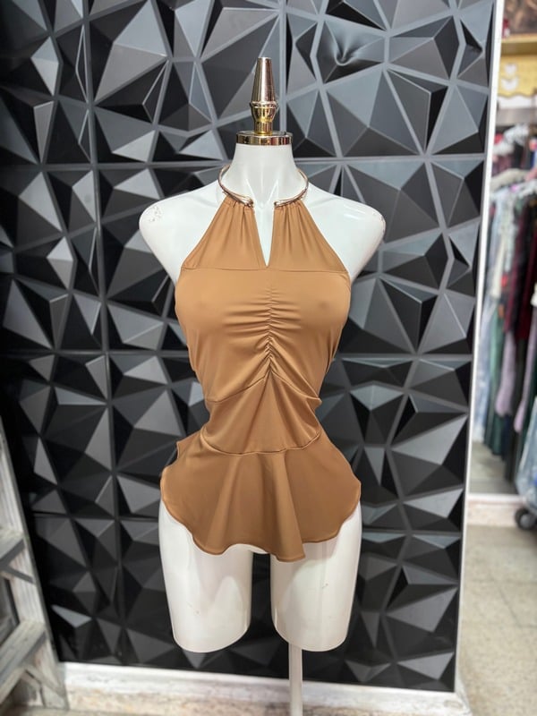 Blusa halter con gargantilla metálica, frente fruncido y peplum