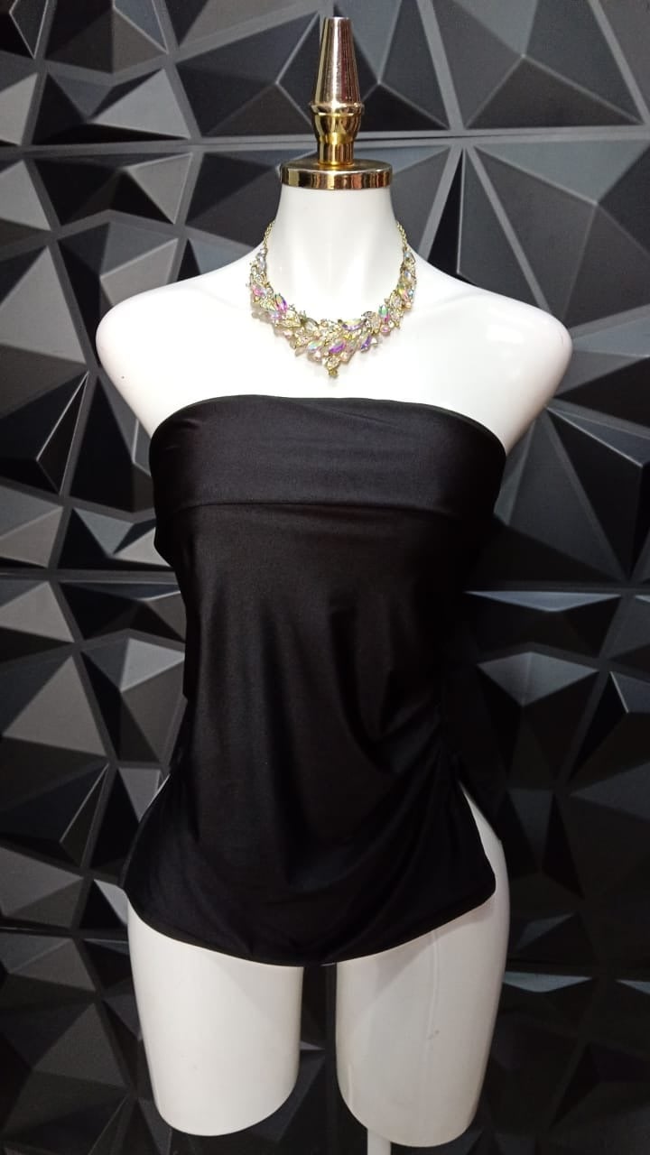Blusa strapless con aberturas laterales