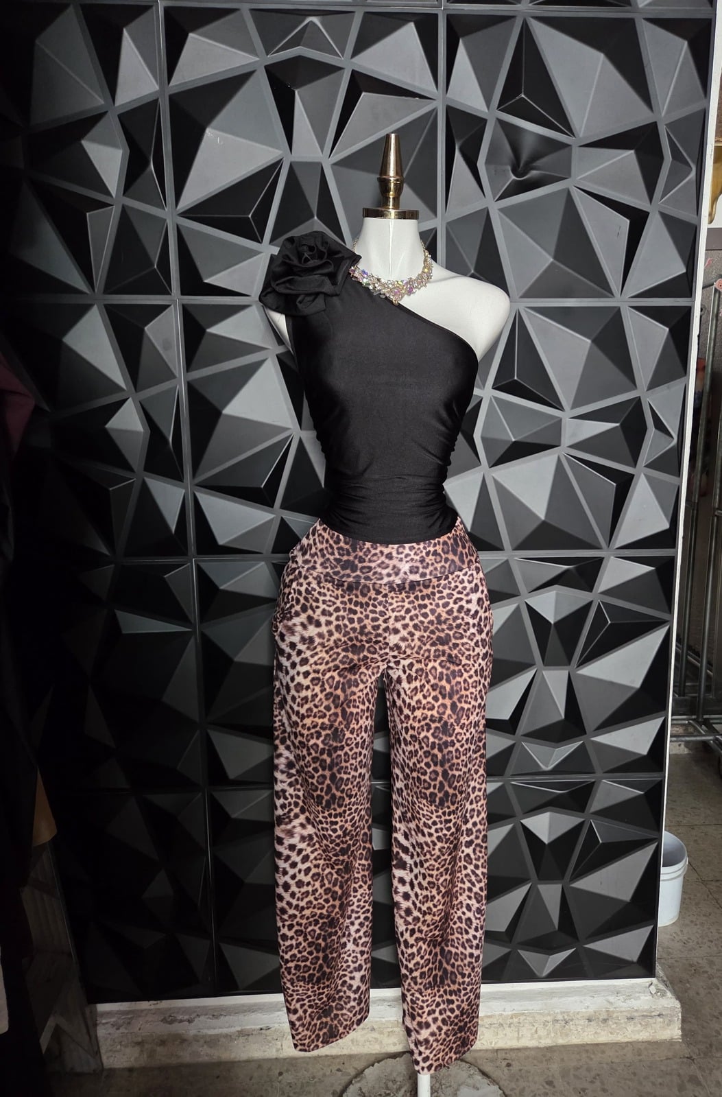Pantalón recto de tecno crepé estampado leopardo