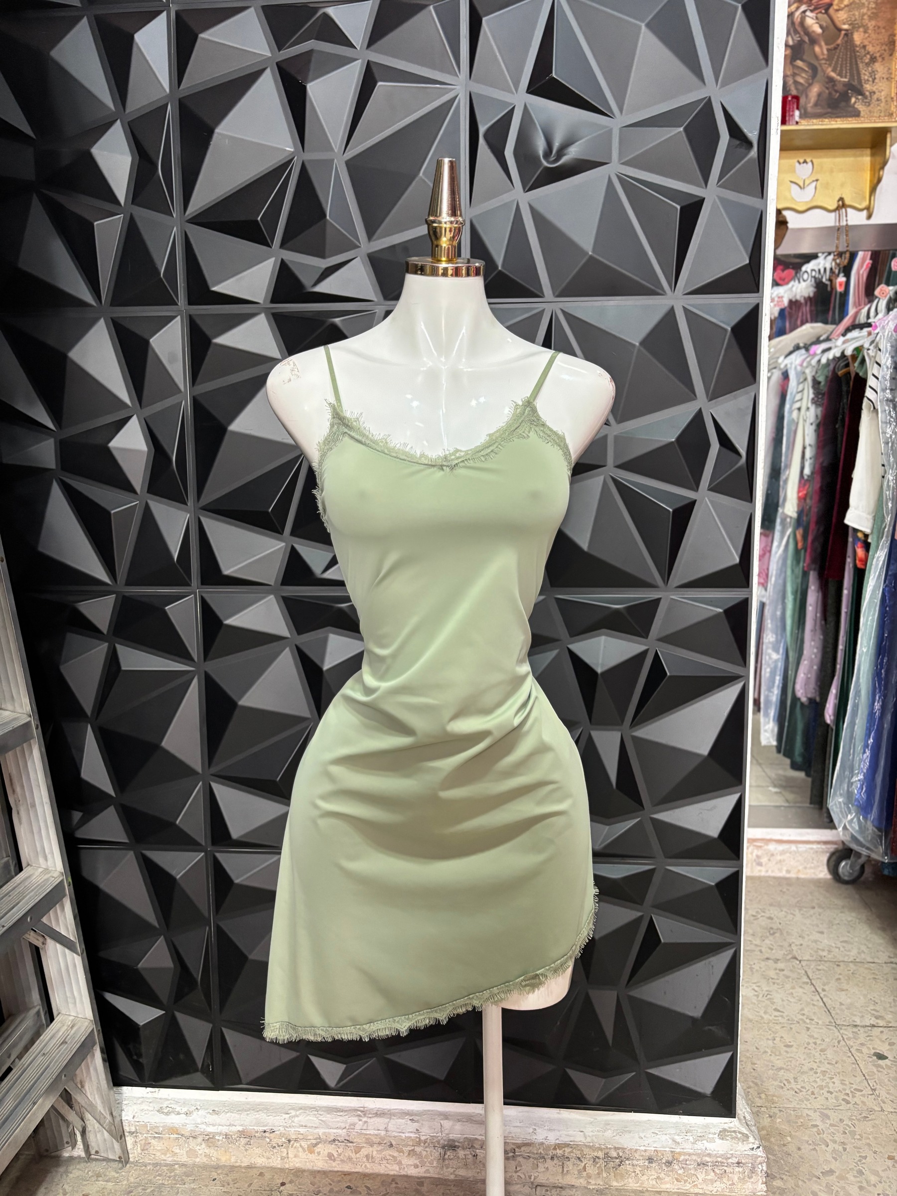Vestido corto de tirantes con encaje y bajo asimétrico