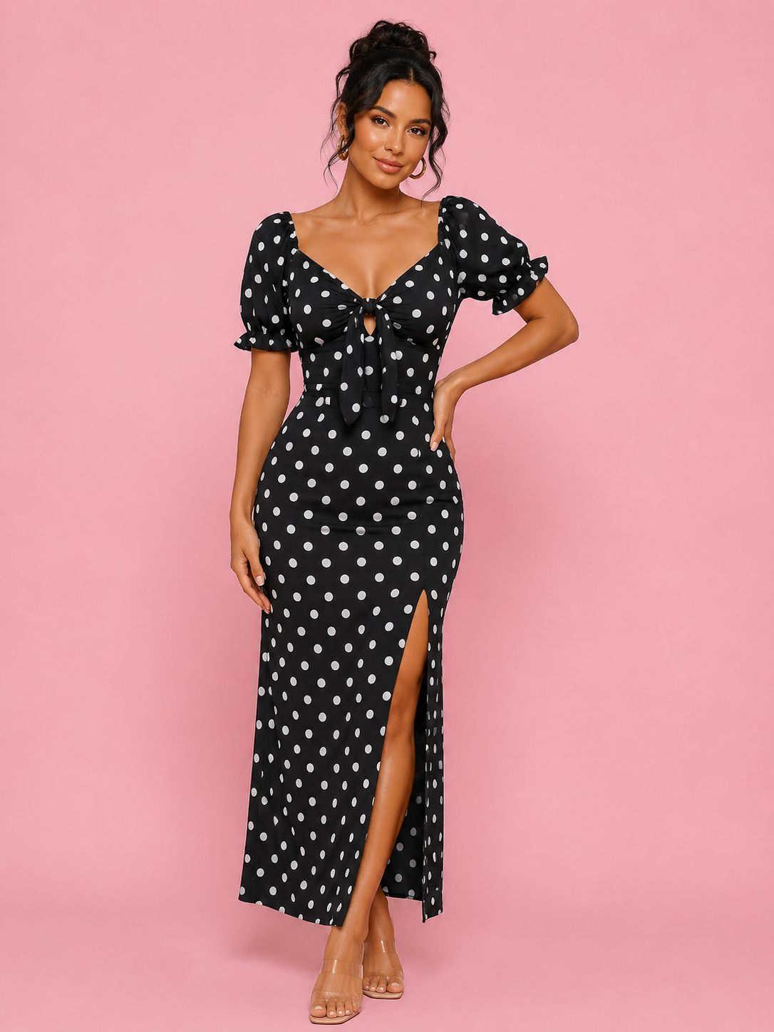 Vestido largo de lunares con moño al frente, manga corta y abertura