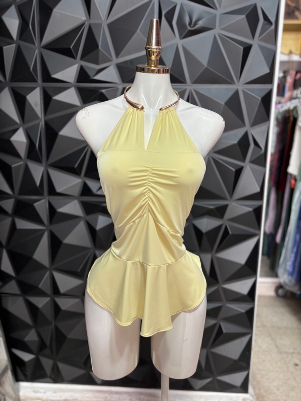 Blusa halter con gargantilla metálica, frente fruncido y peplum
