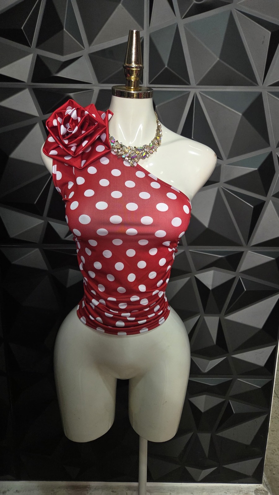 Blusa de un hombro con flor de lunares