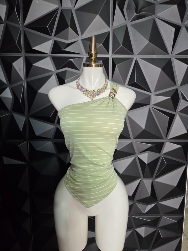 Blusa de un hombro con argolla en rib a rayas