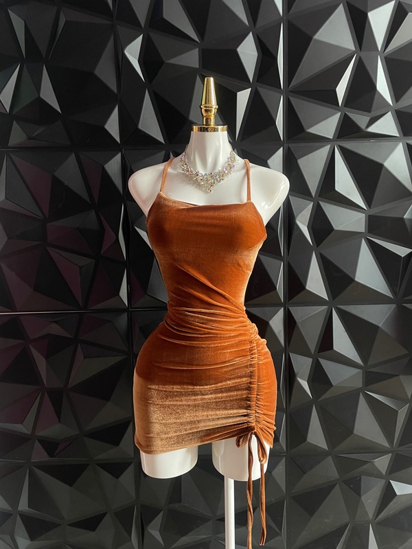 Vestido corto de terciopelo de tirantes con cintas en la espalda y jareta lateral