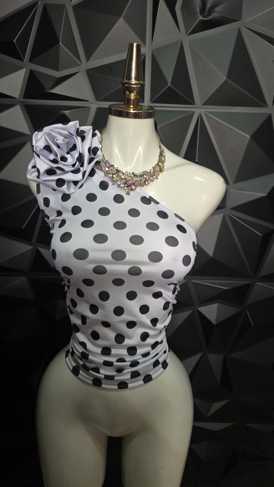 Blusa de un hombro con flor de lunares