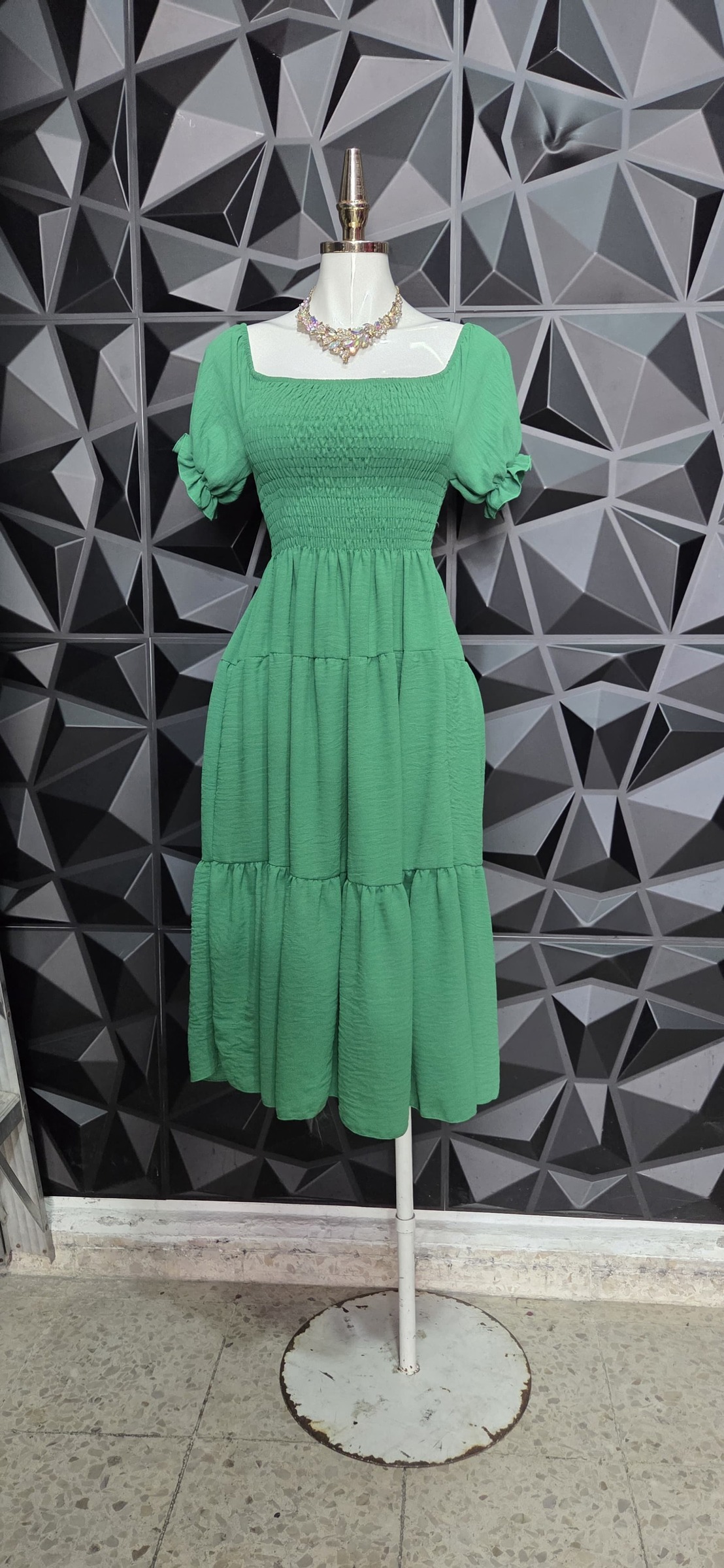 Vestido campesino midi con smock, escote cuadrado y falda escalonada