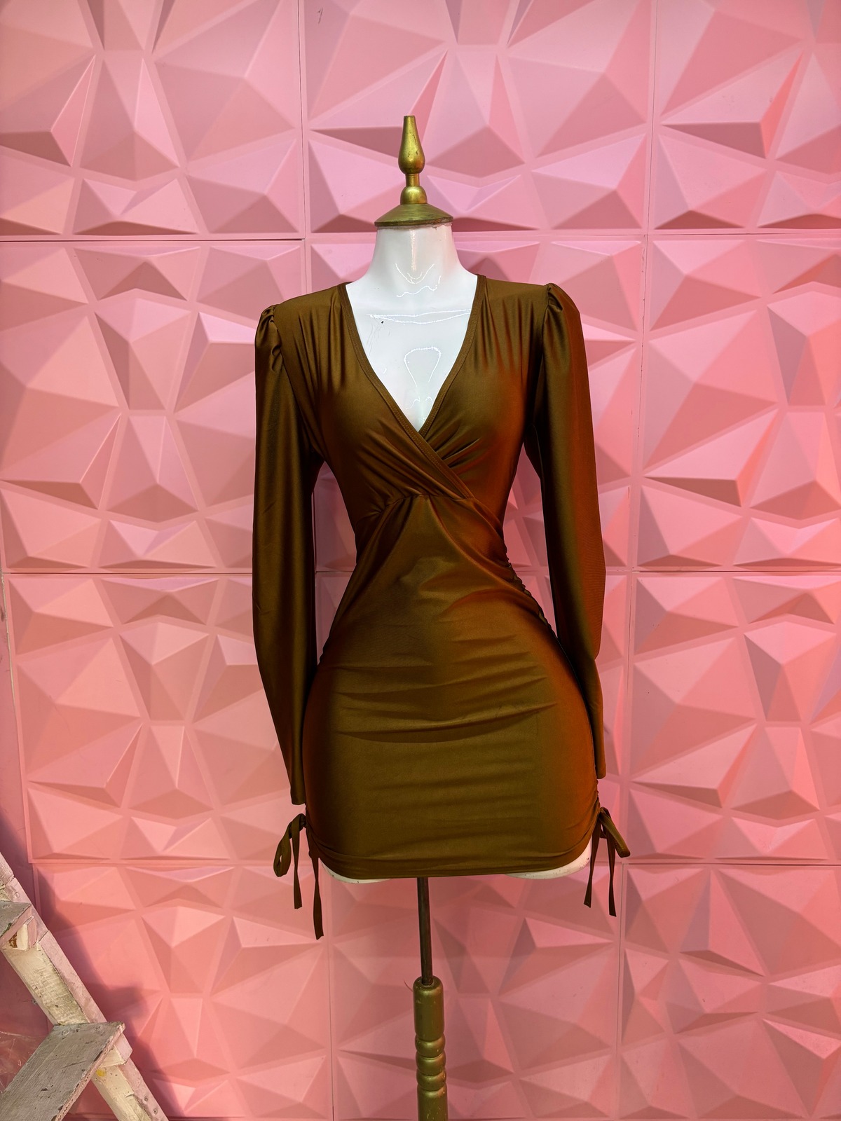 Vestido corto satinado cruzado con manga larga y jaretas laterales