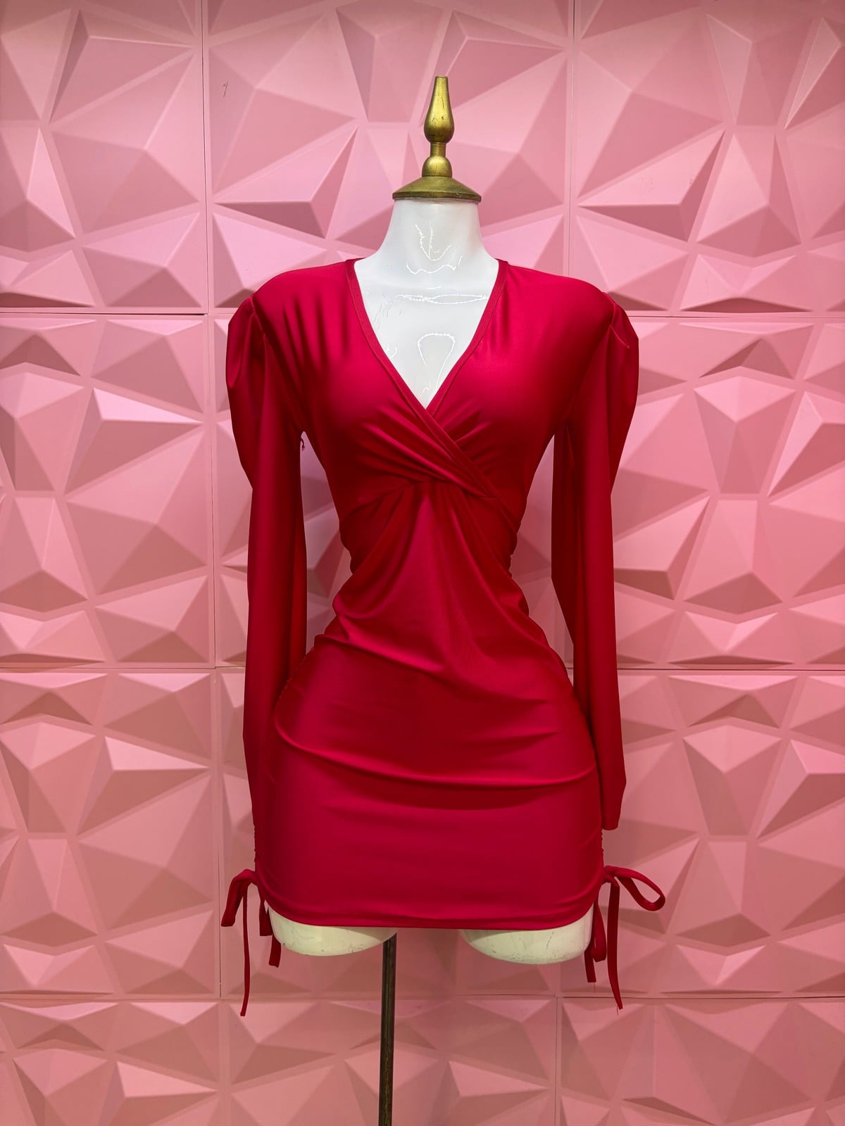 Vestido corto satinado cruzado con manga larga y jaretas laterales
