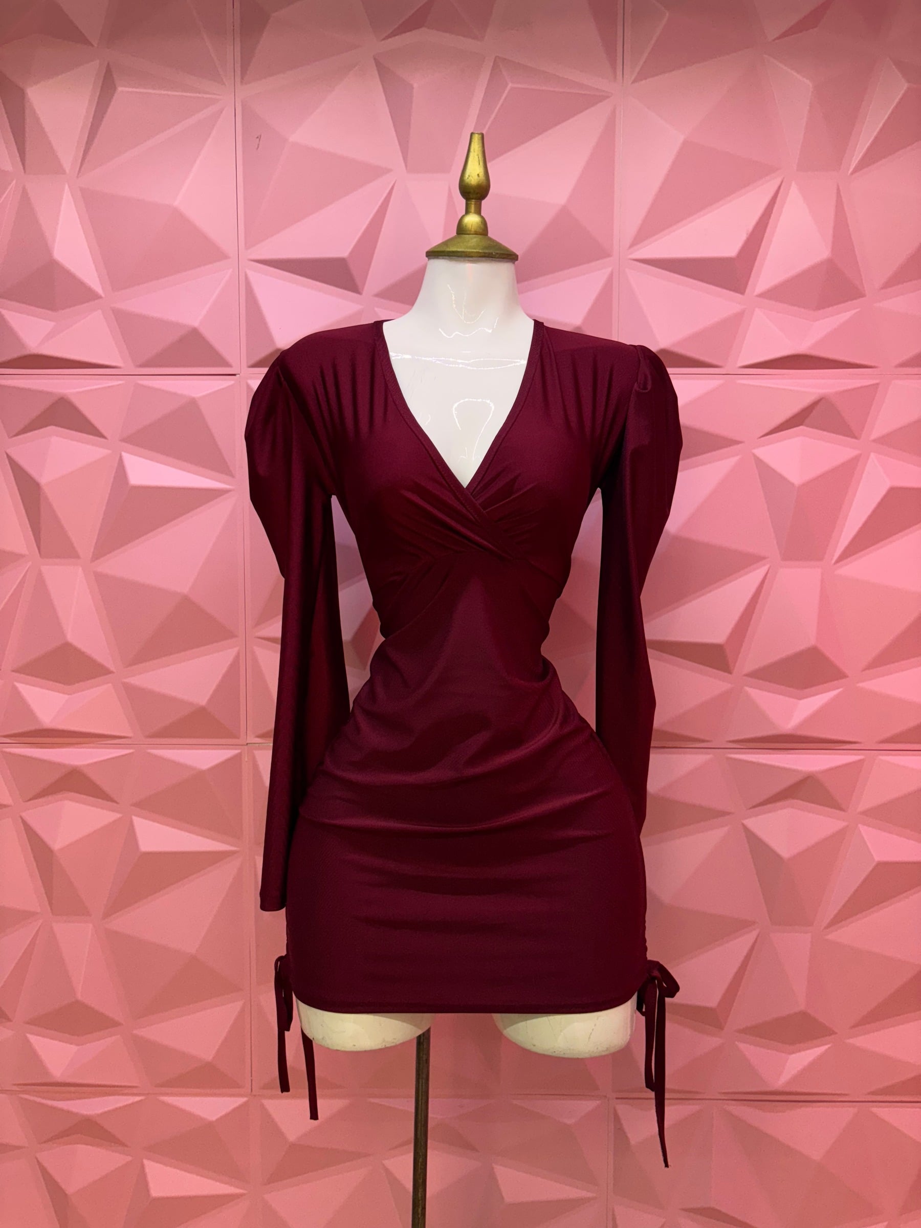 Vestido corto satinado cruzado con manga larga y jaretas laterales