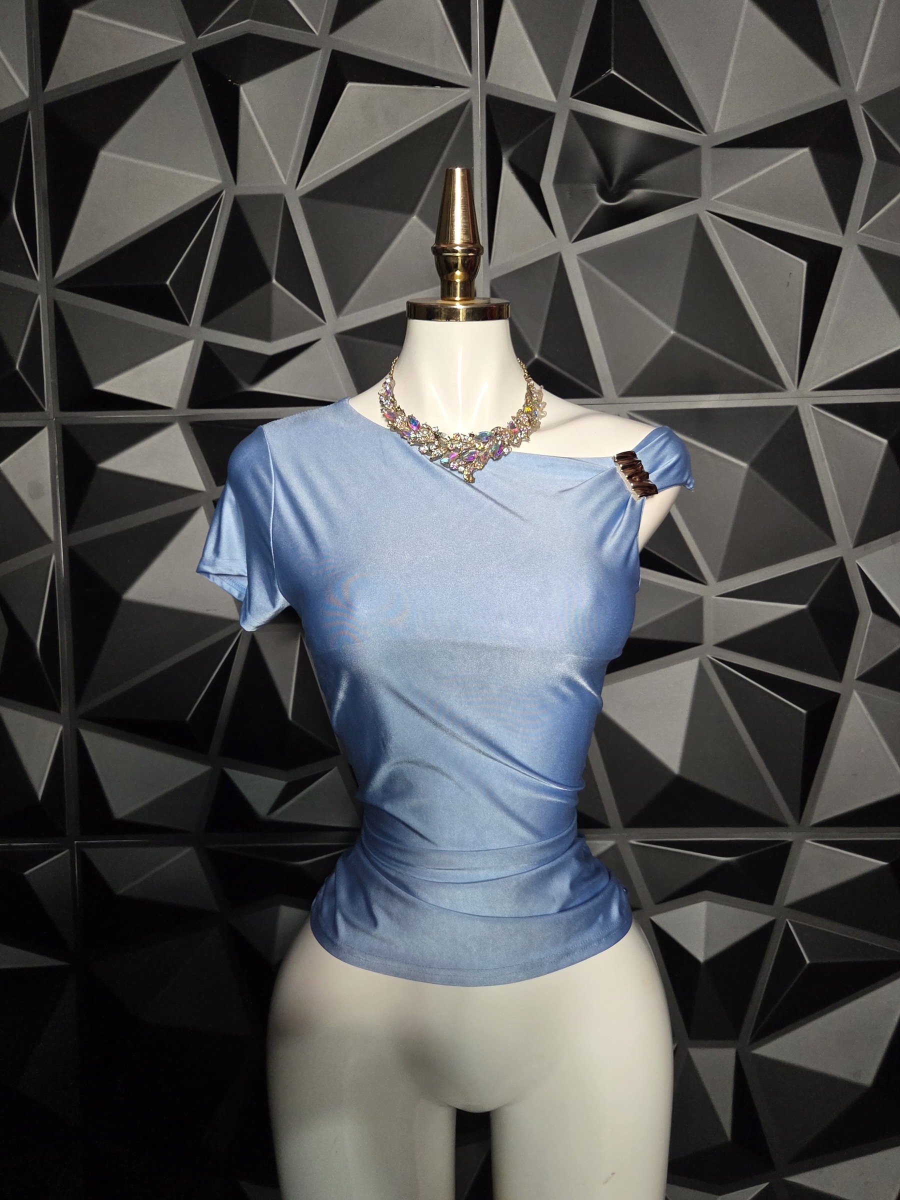 Blusa asimétrica de una manga con hebilla al hombro