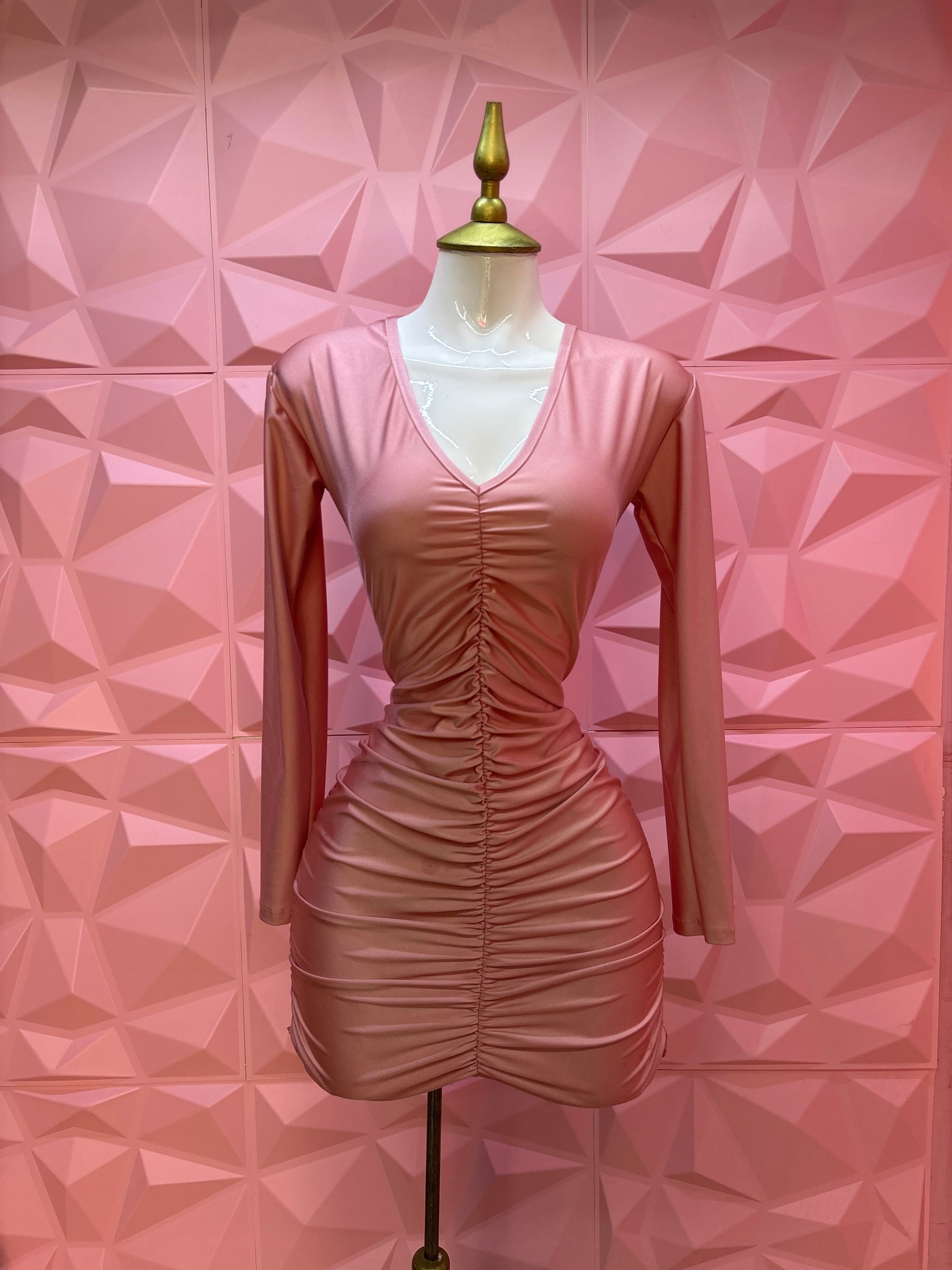Vestido corto satinado fruncido con escote V y manga larga