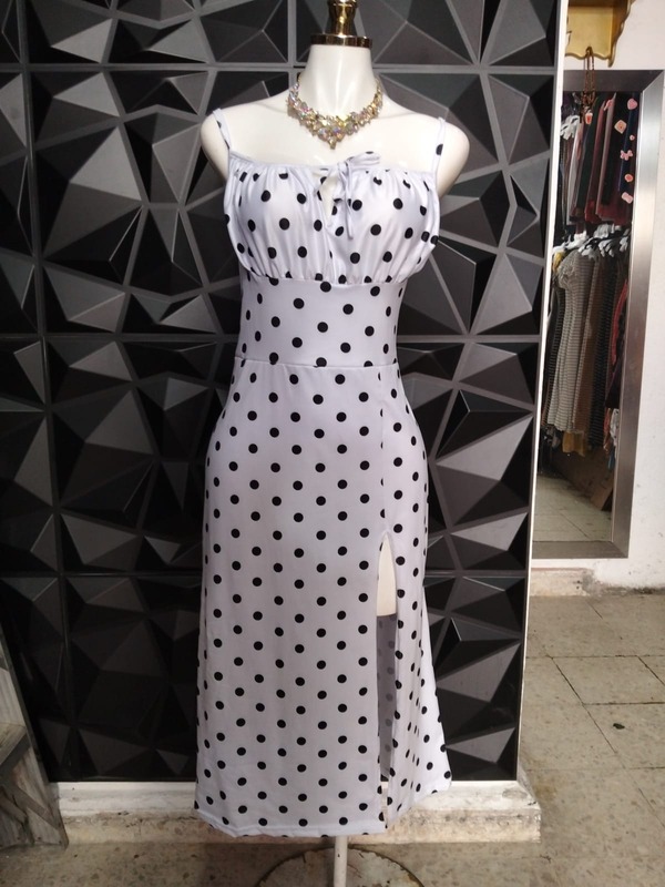 Vestido midi de lunares con tirantes, lazo al pecho y abertura