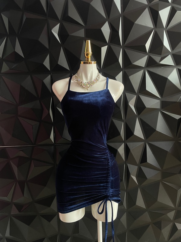 Vestido corto de terciopelo de tirantes con cintas en la espalda y jareta lateral