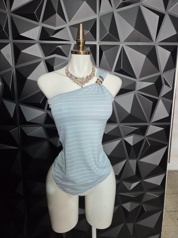 Blusa de un hombro con argolla en rib a rayas