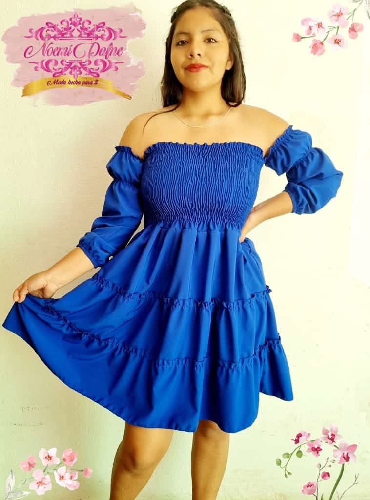 Vestido corto campesino con pecho de smock, manga tres cuartos y falda escalonada