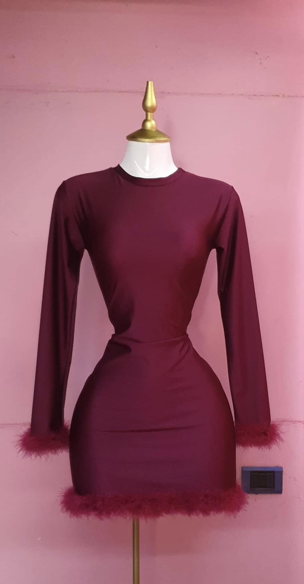 Vestido corto de manga larga con peluche en puños y bajo