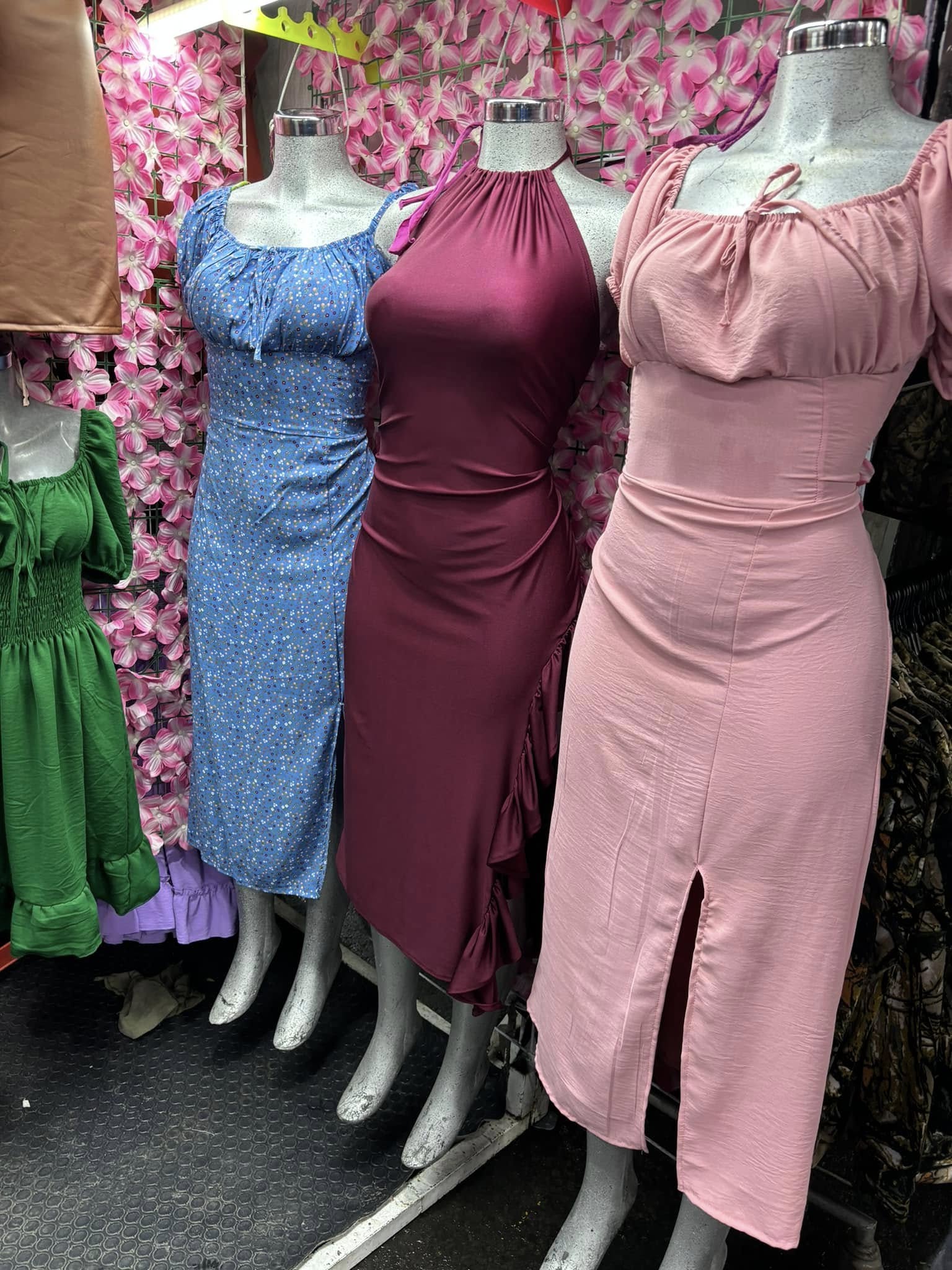Vestido midi satinado halter fruncido con abertura