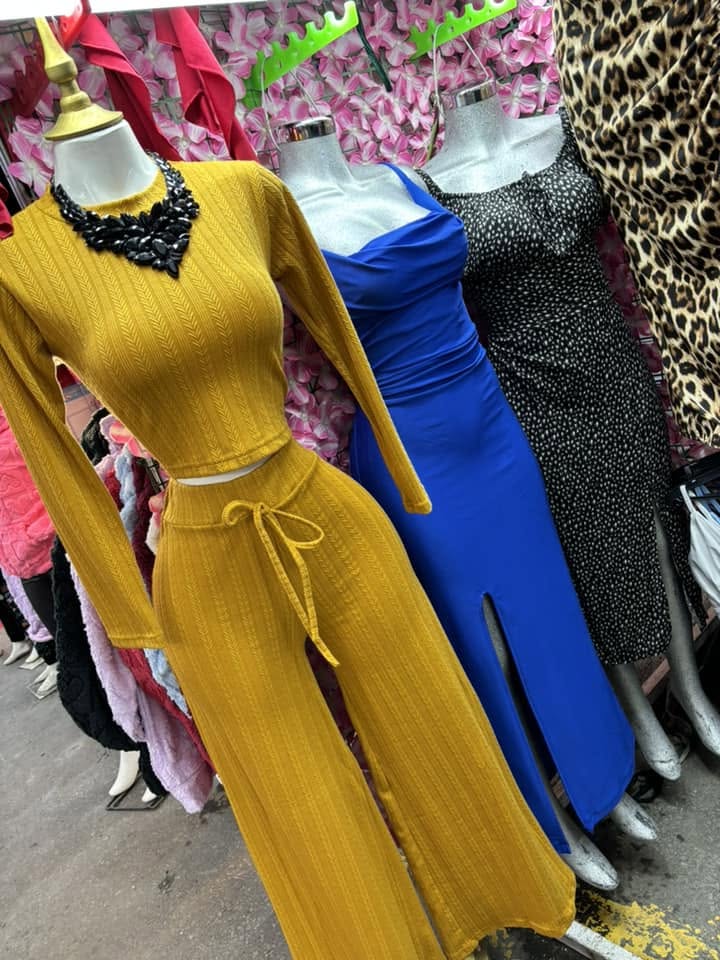 Conjunto tejido de top manga larga y pantalón amplio