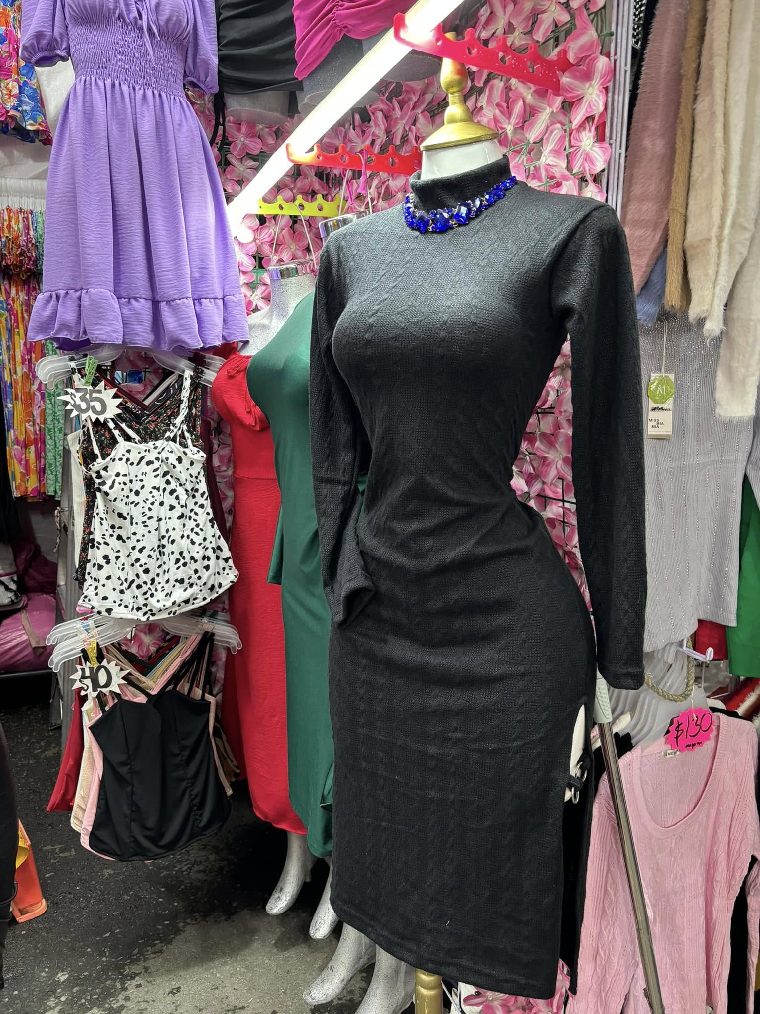 Vestido midi tejido de manga larga con abertura