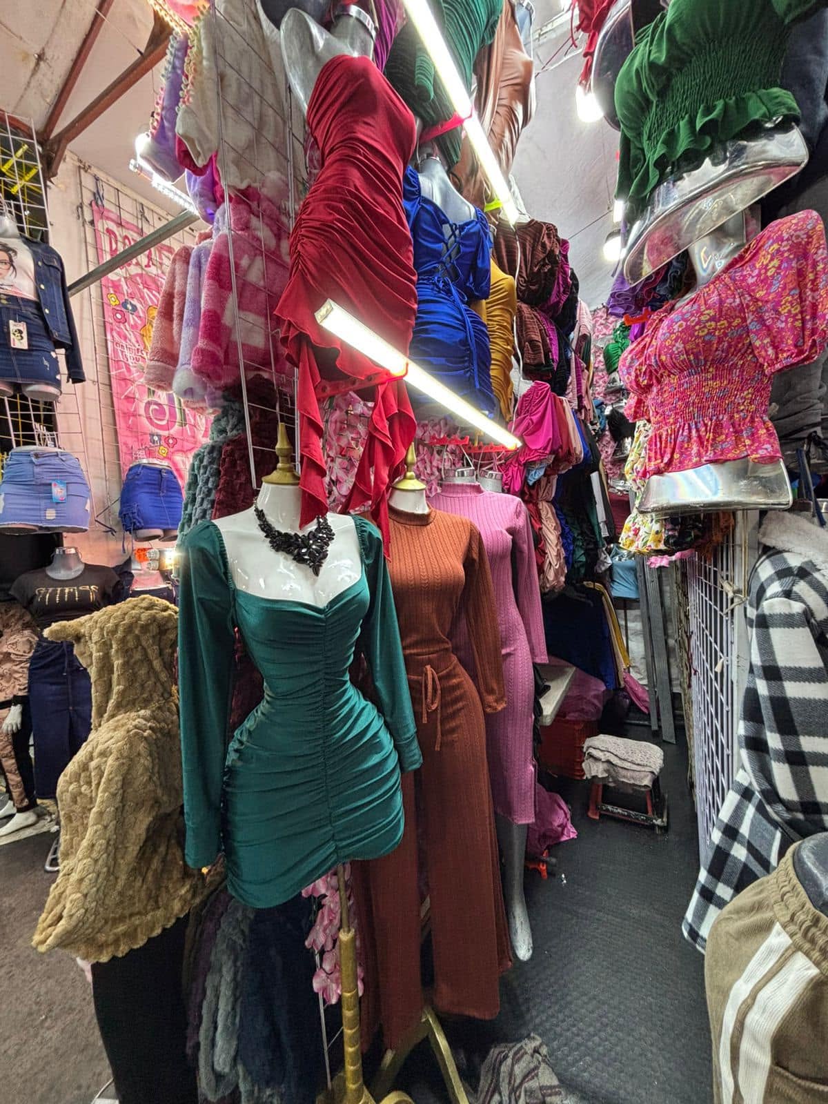 Vestido largo tejido canalé con manga larga y lazo