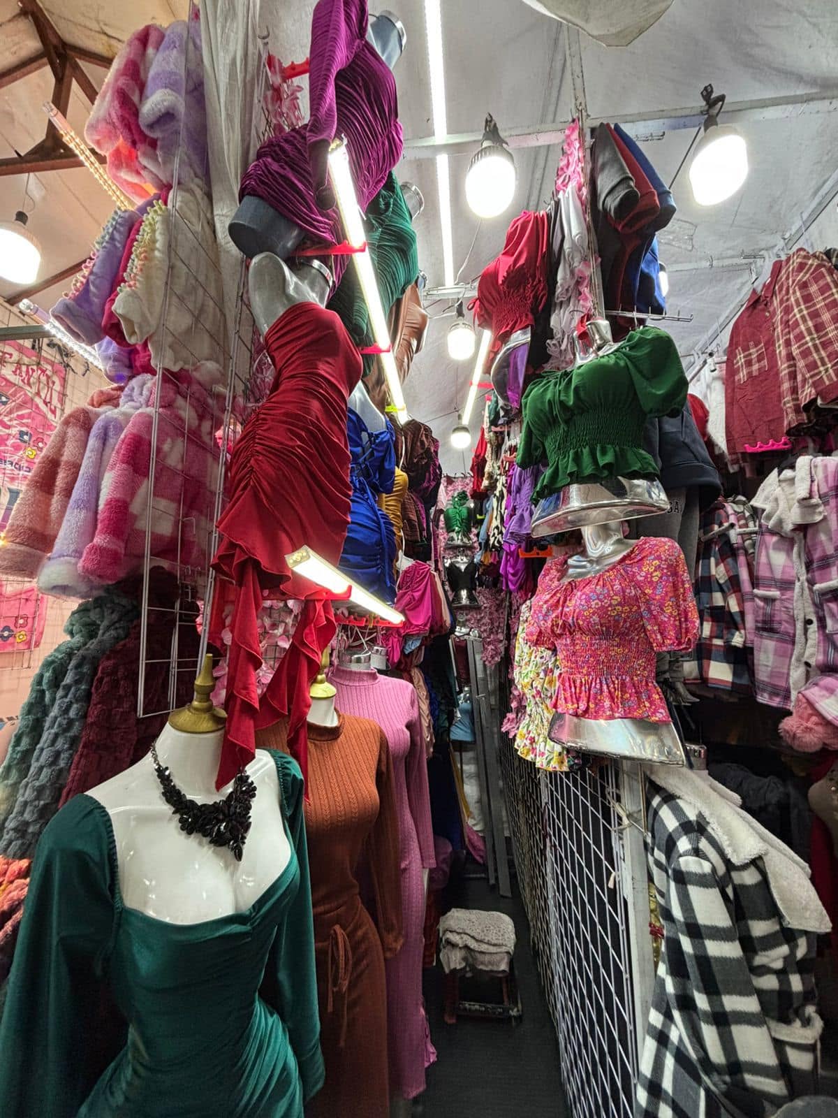 Vestido largo tejido canalé con manga larga y lazo