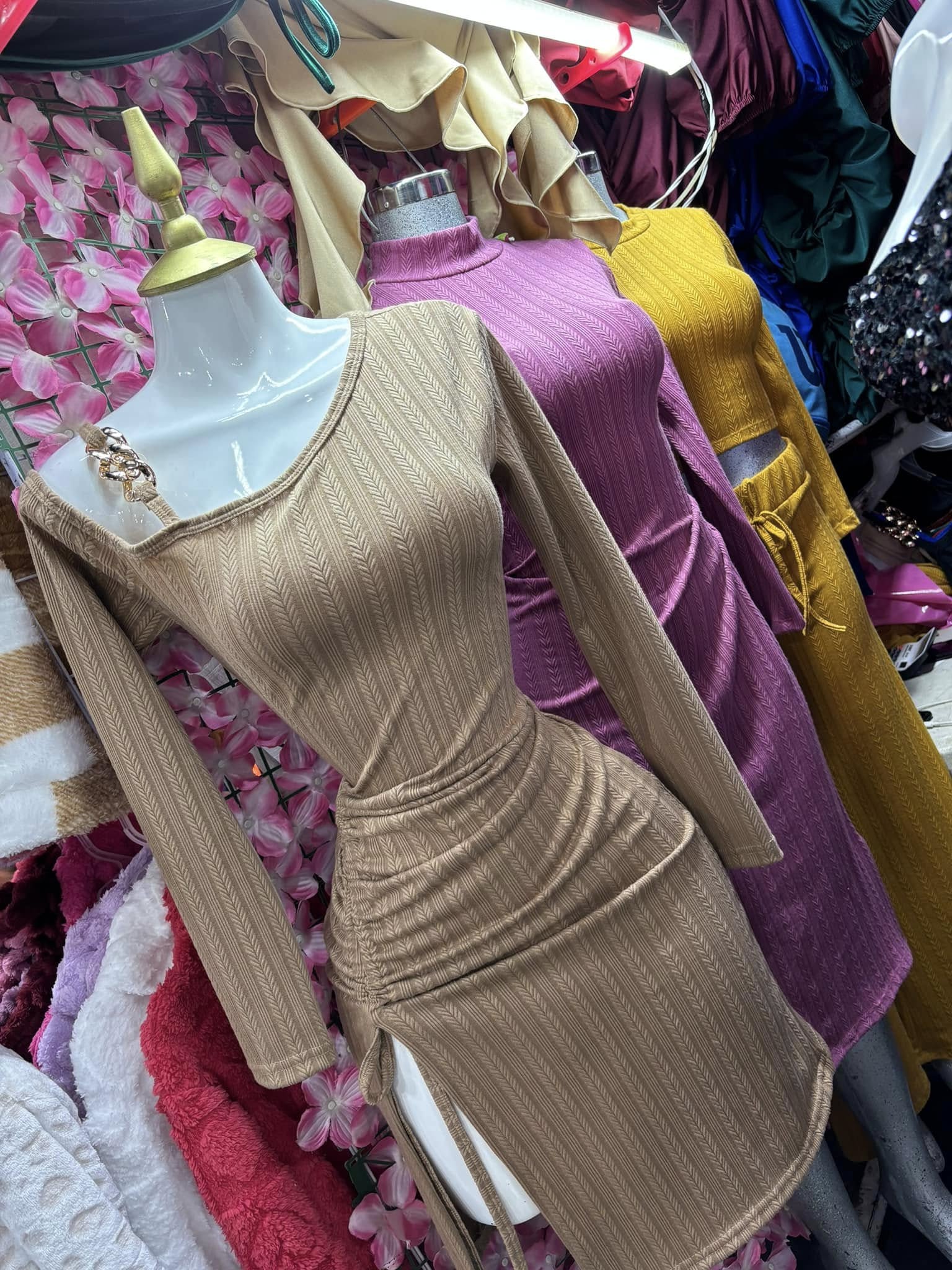 Vestido corto tejido canalé de manga larga con aberturas