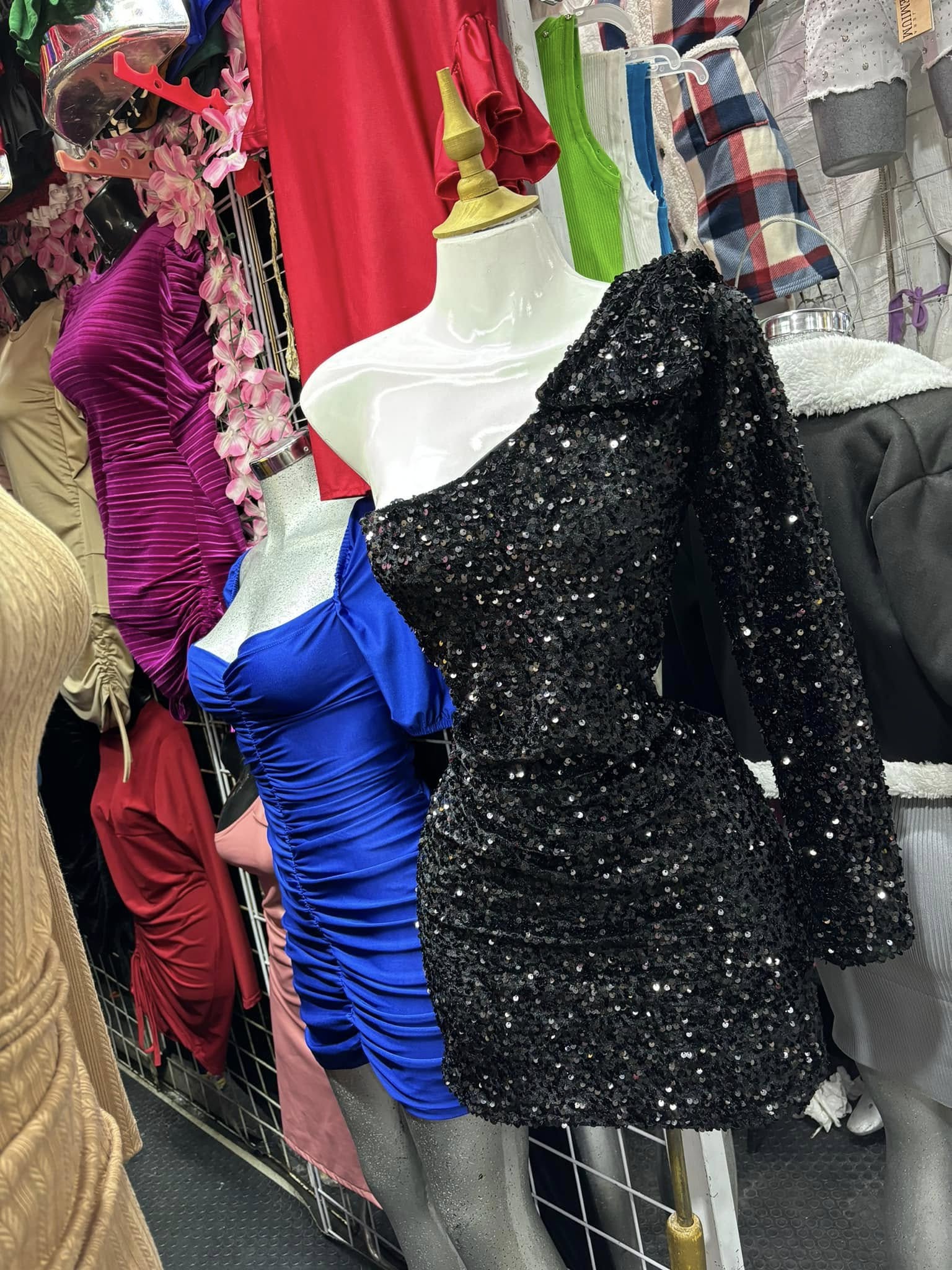 Vestido corto de lentejuela de un hombro con manga larga