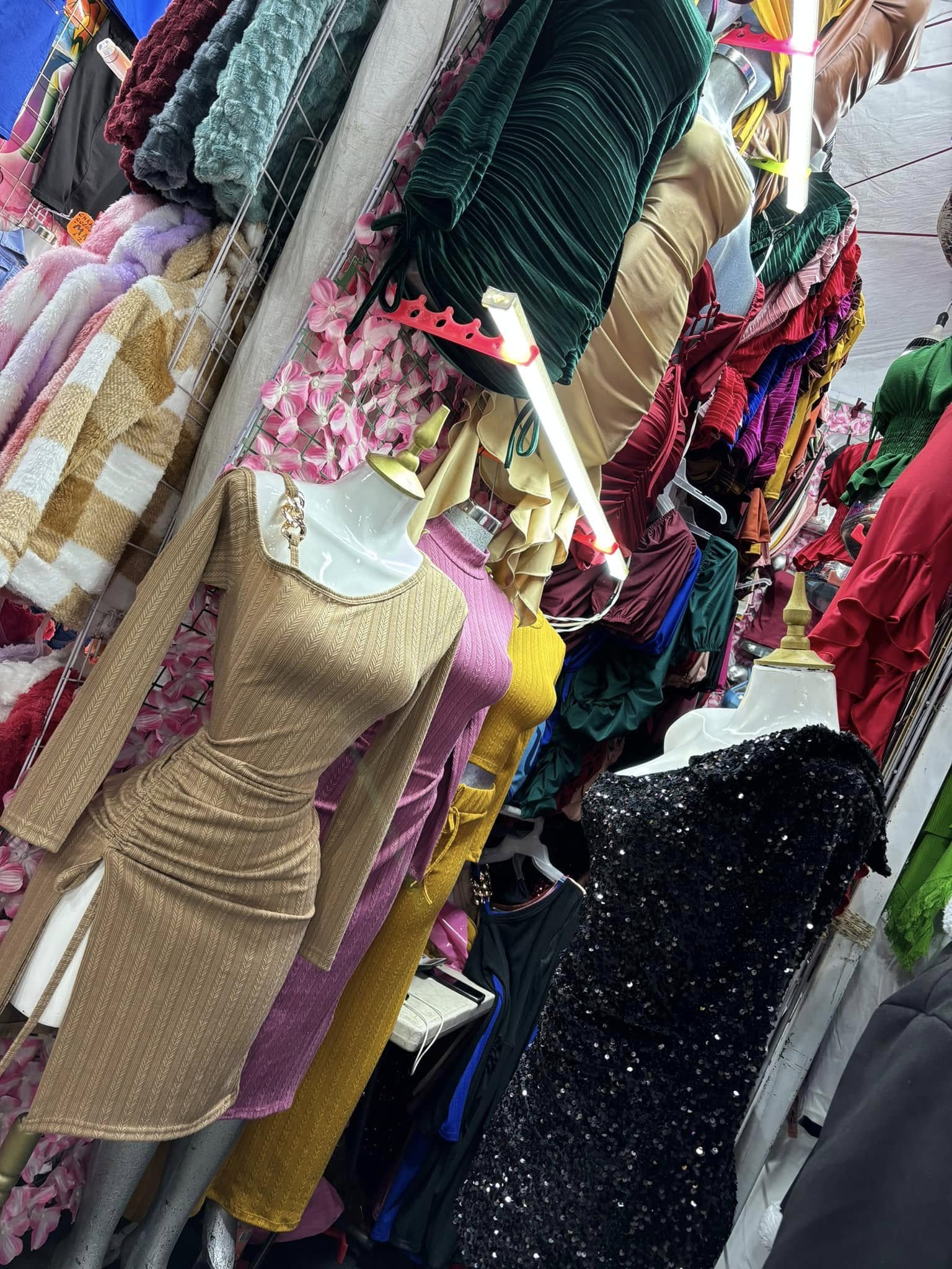 Vestido corto tejido canalé de manga larga con aberturas