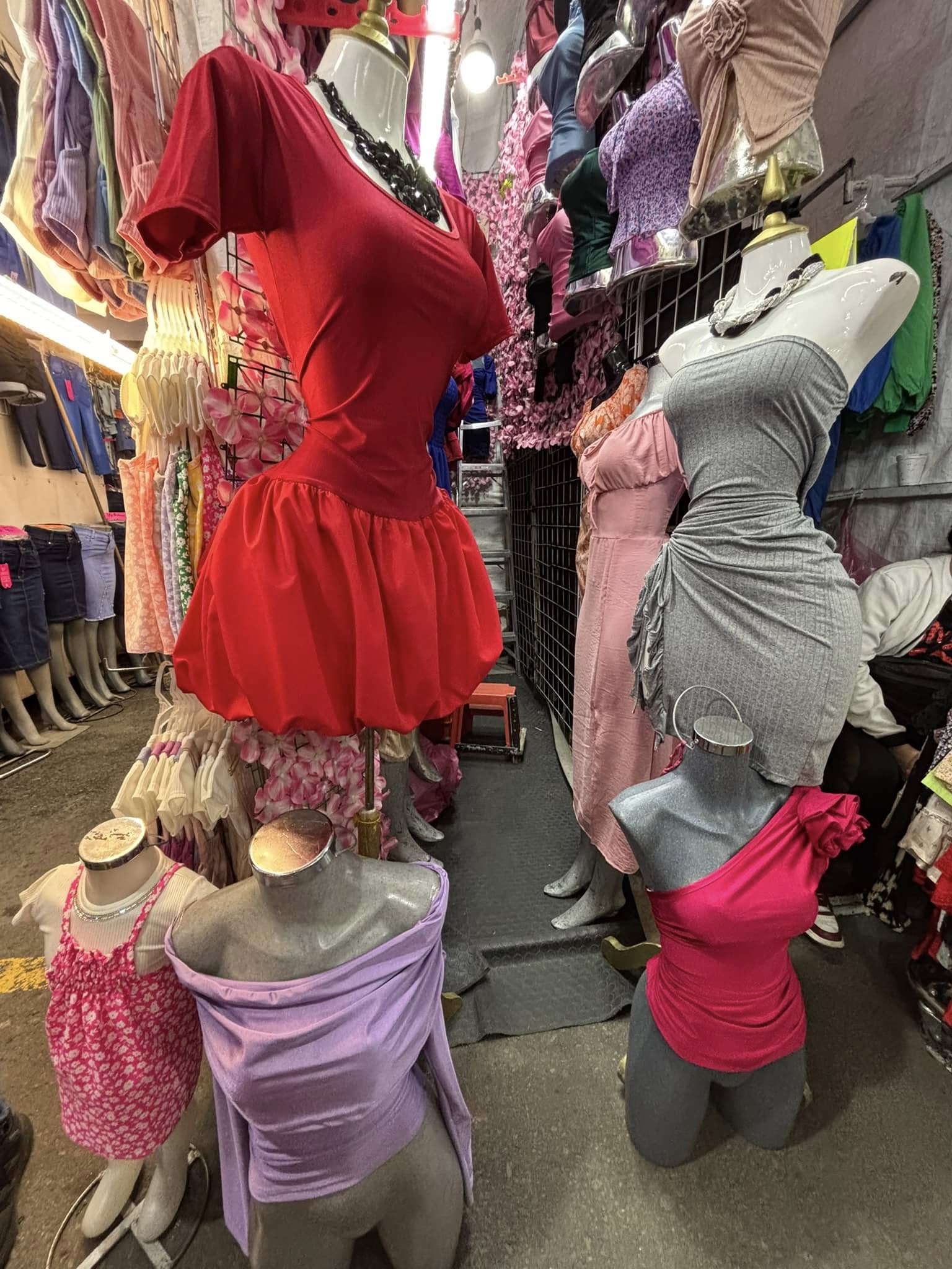 Vestido corto con falda globo y manga corta