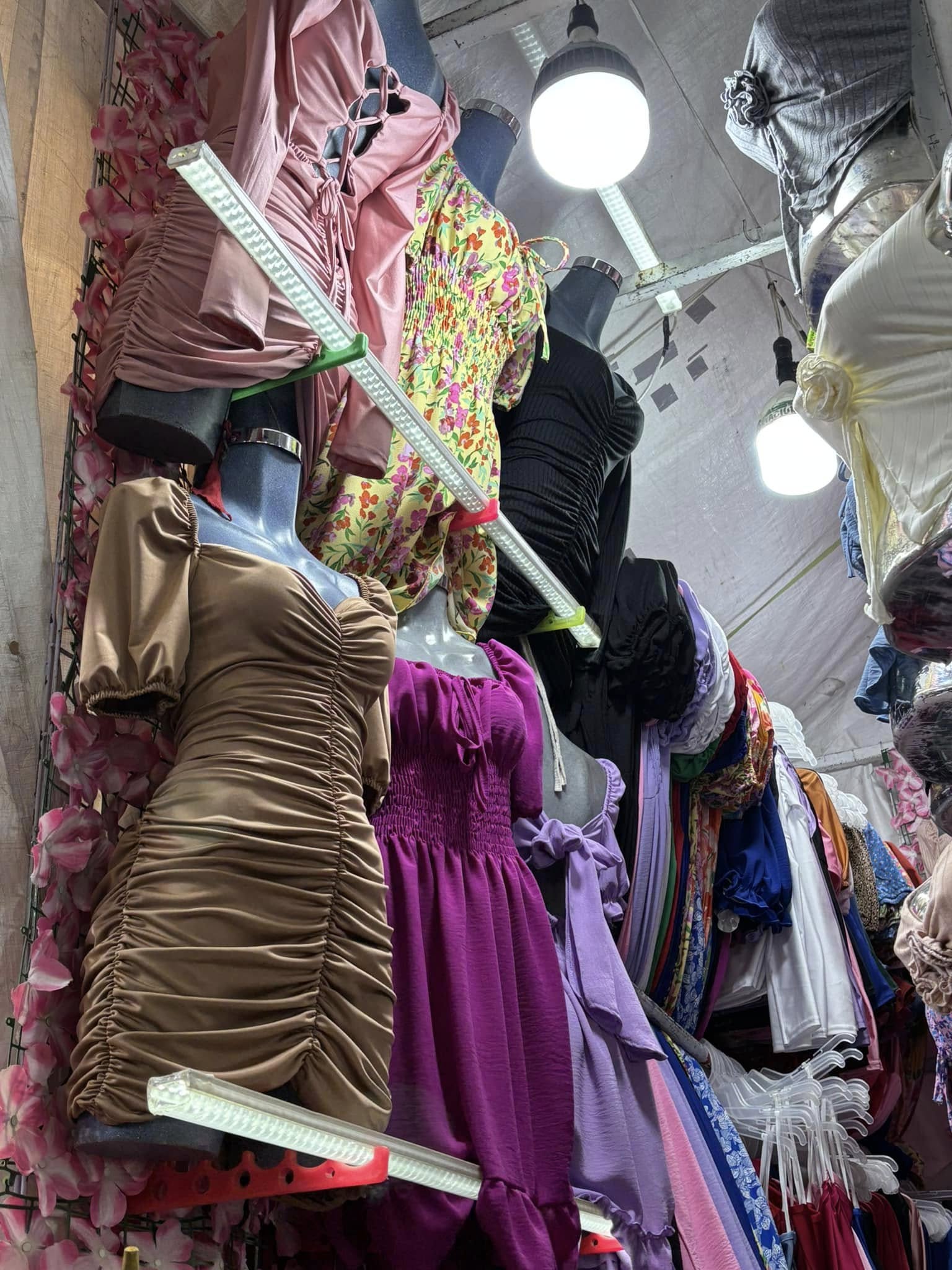 Vestido corto satinado fruncido con hombros caídos y manga larga