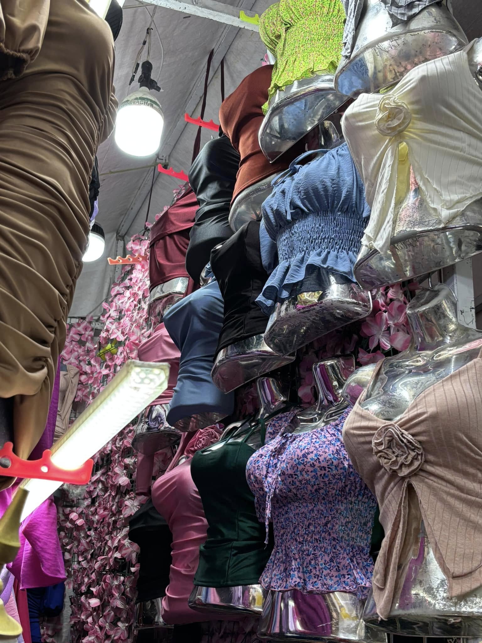 Vestido corto satinado fruncido con hombros caídos y manga larga