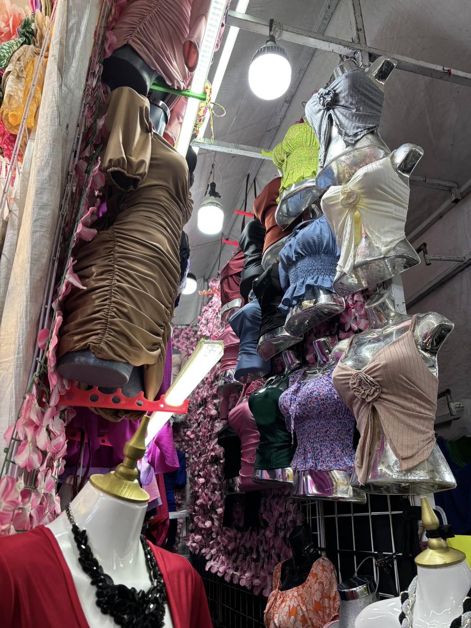 Vestido corto satinado fruncido con hombros caídos y manga larga