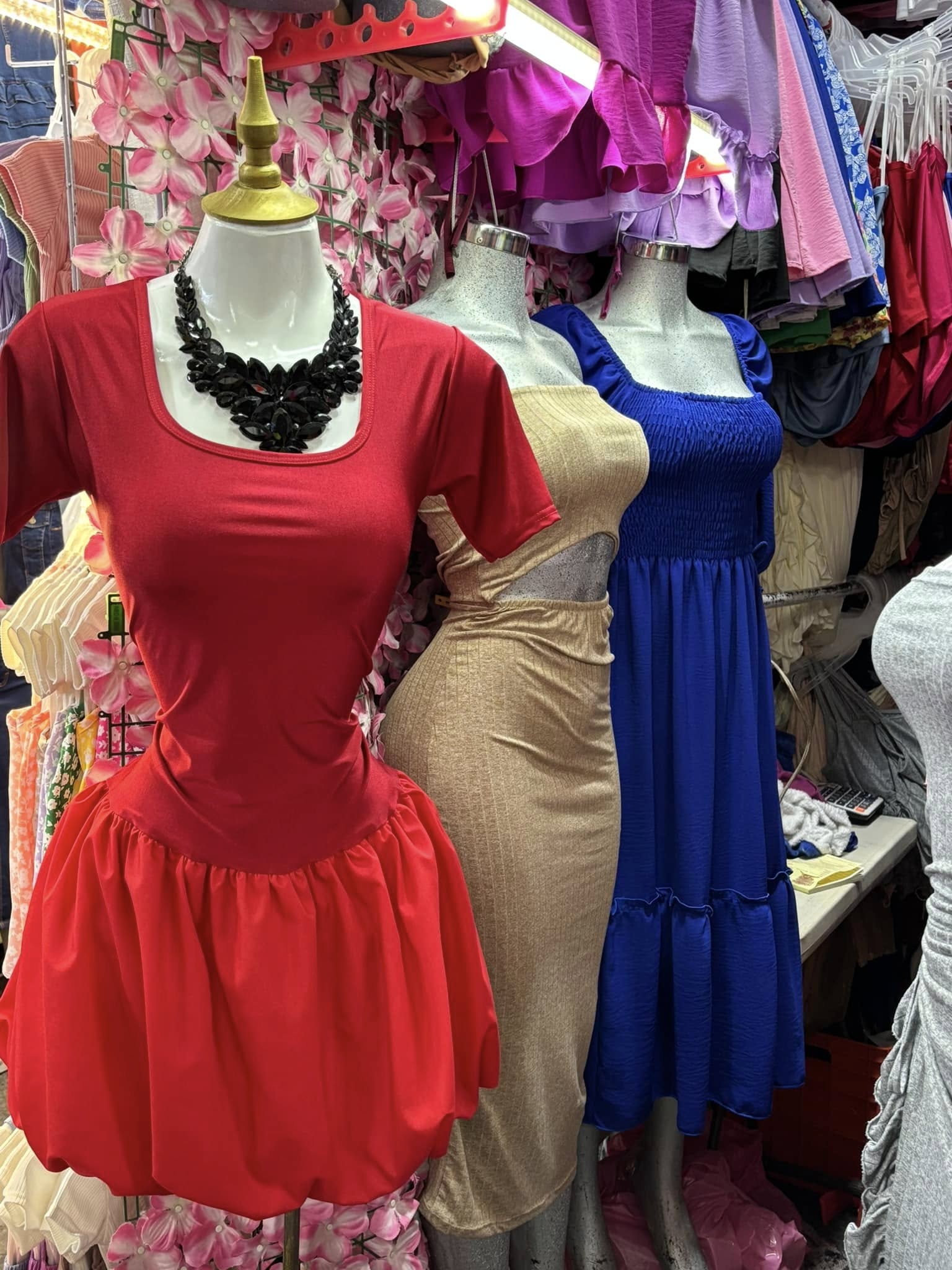 Vestido corto con falda globo y manga corta