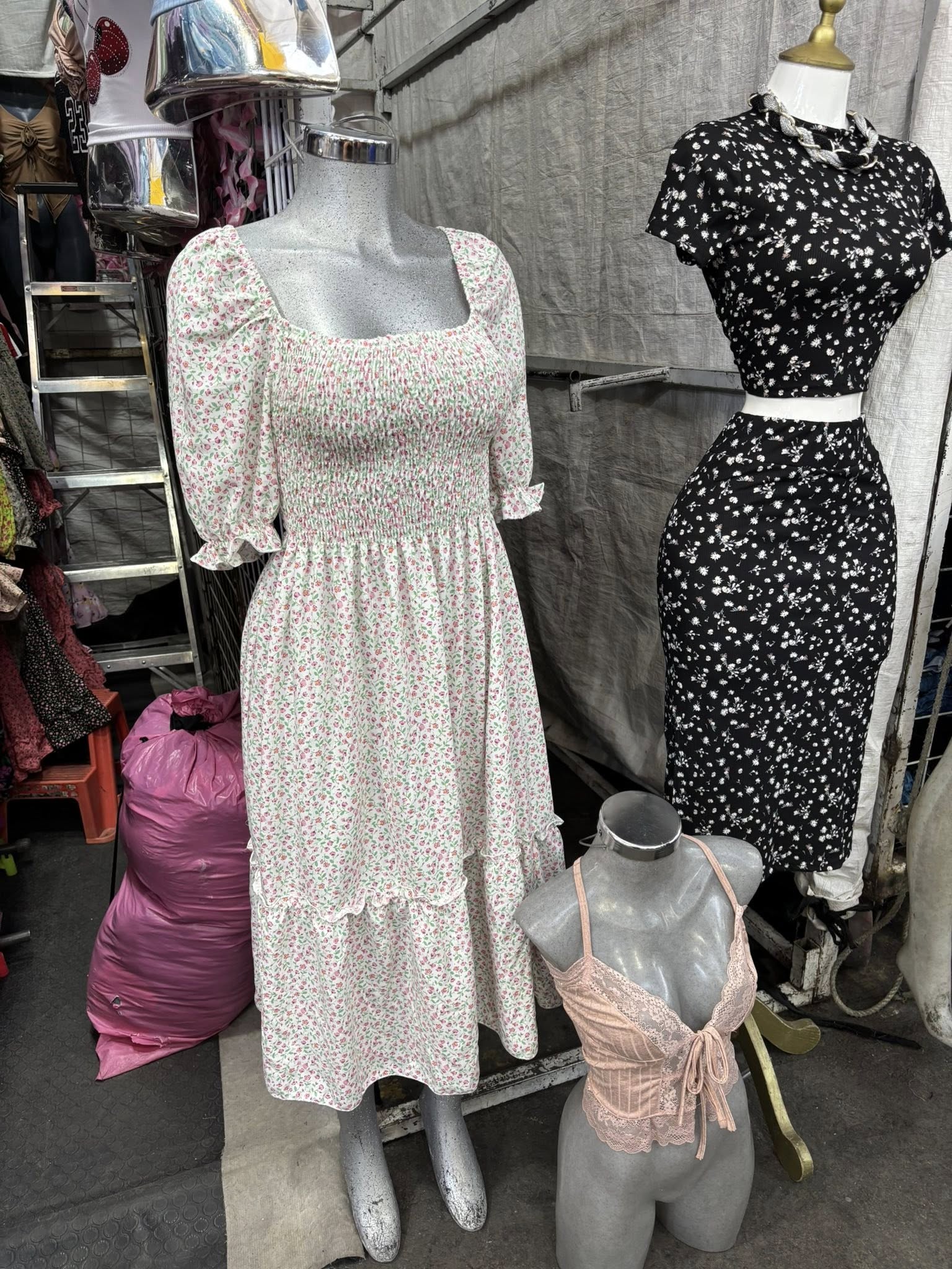 Vestido midi floral negro con cinturón y manga corta