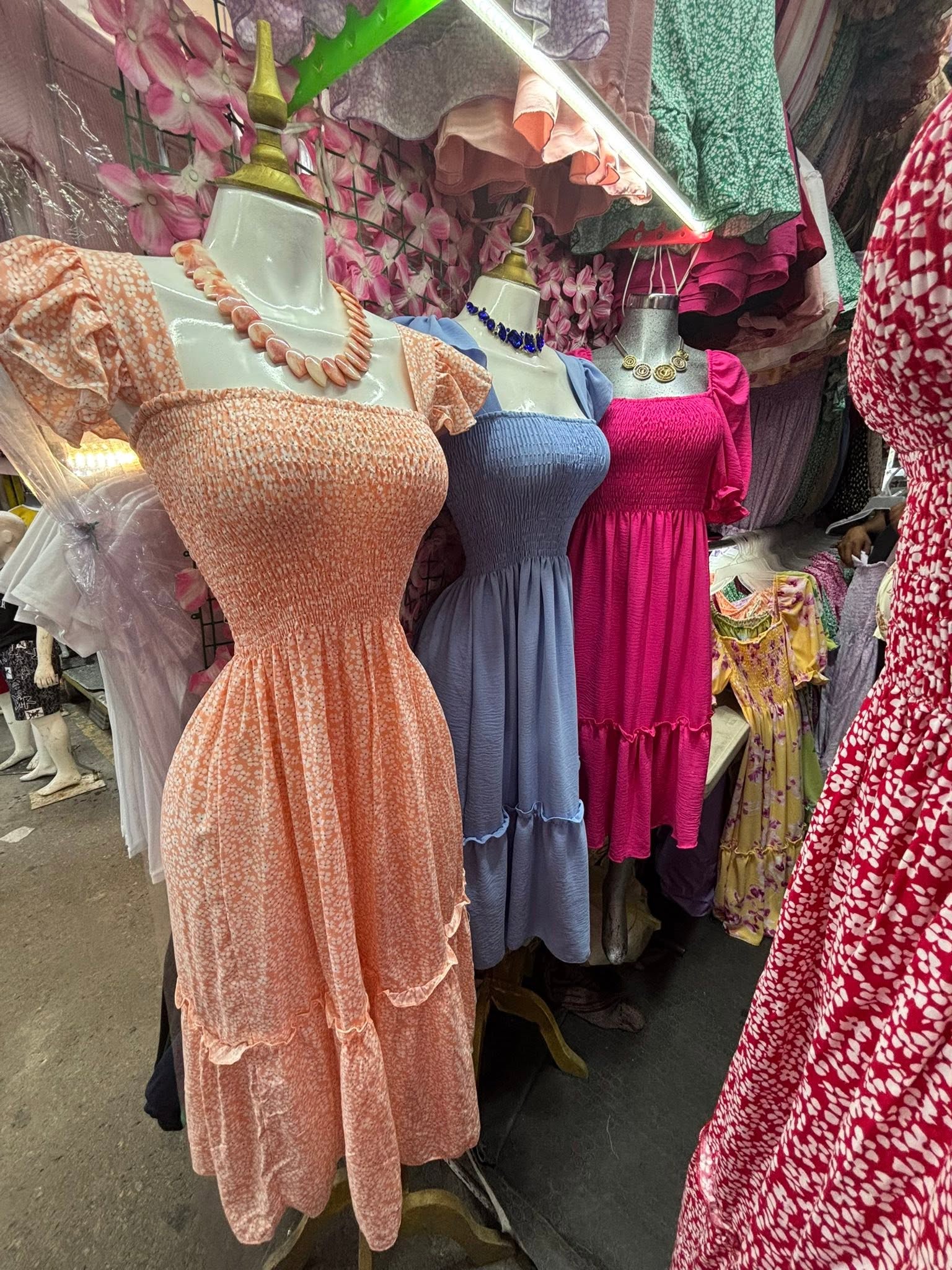 Vestido midi de tirantes con busto fruncido y olanes