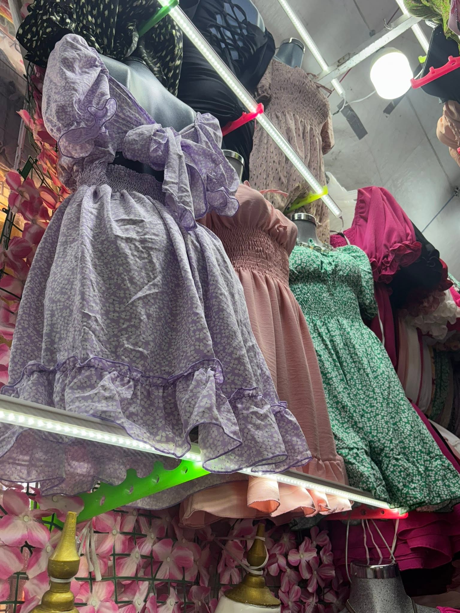 Vestido corto campesino con olanes y manga abullonada