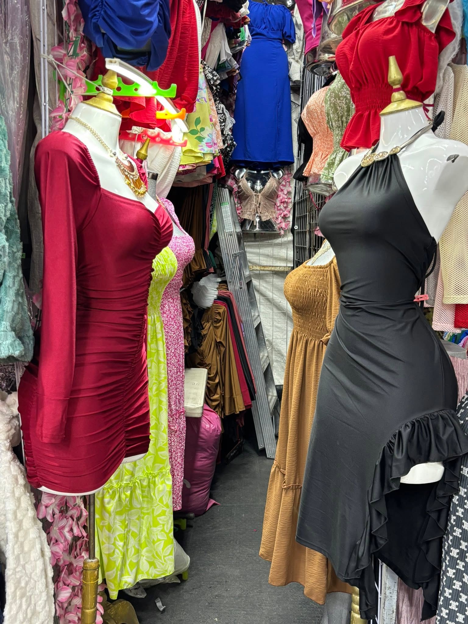 Vestido midi halter con olán asimétrico